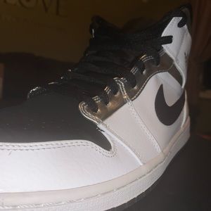 Air Jordan 1 Mid (White/Metallic Silver-Black)